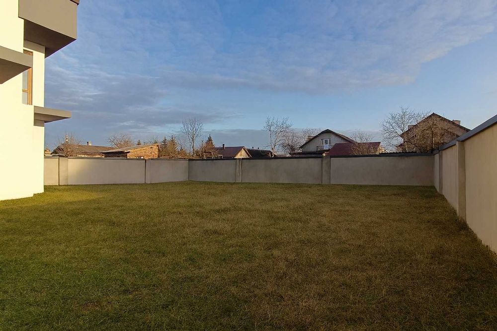 Продаж Таунхауса площею 90 м2 з великою земельною ділянкою.