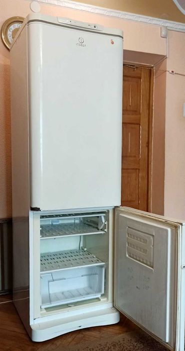 Холодильник Indesit