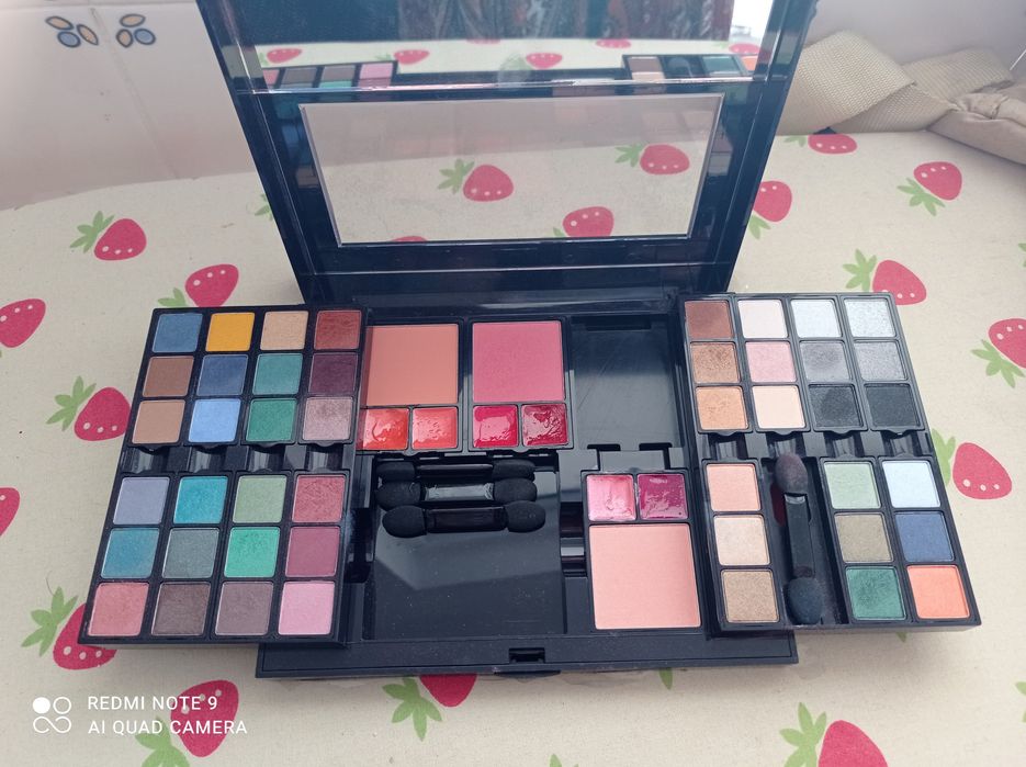 Set de maquilhagem (tem defeito de fábrica em 2 ou 3 completo | Novo