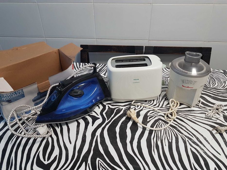 Lote electrodomésticos Torradeira, Picadora e ferro engomar