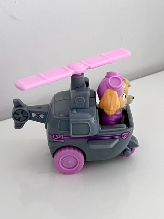 Figurka Skye w pojeździe na napęd