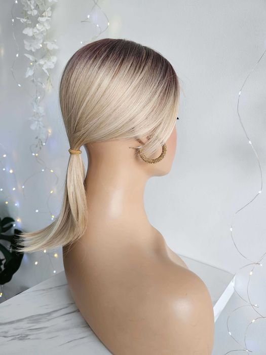 Topper Chloe jasny słoneczny blond z odrostem. Zagęszczenie fryzury