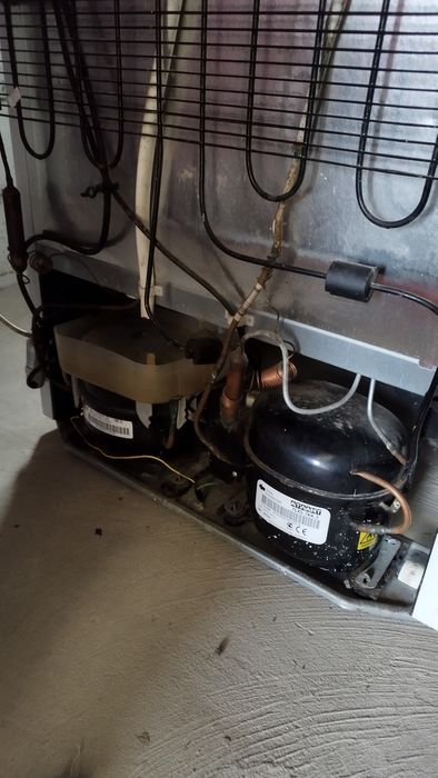 Продати холодильник