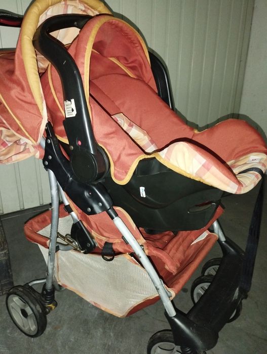 Carrinho de bebê com ovo