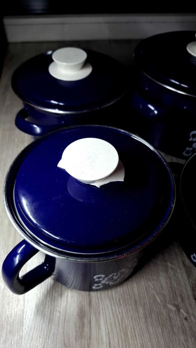 Zestaw niebieskich garnków emaliowanych PRL retro
