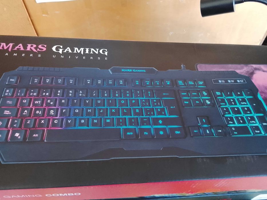 Monitor marca Philips de 27" com teclado a cores marca Mars Gaming e com rato.