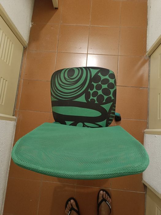 Cadeira de escritório com rodas e com elevador