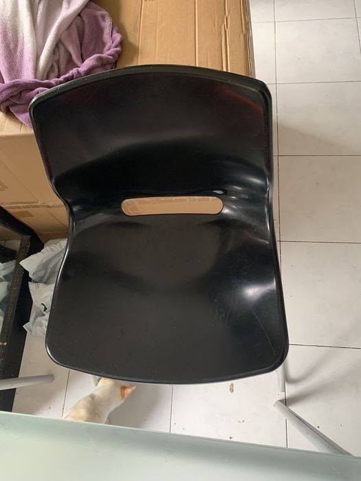 Mesa de vidro com cadeiras