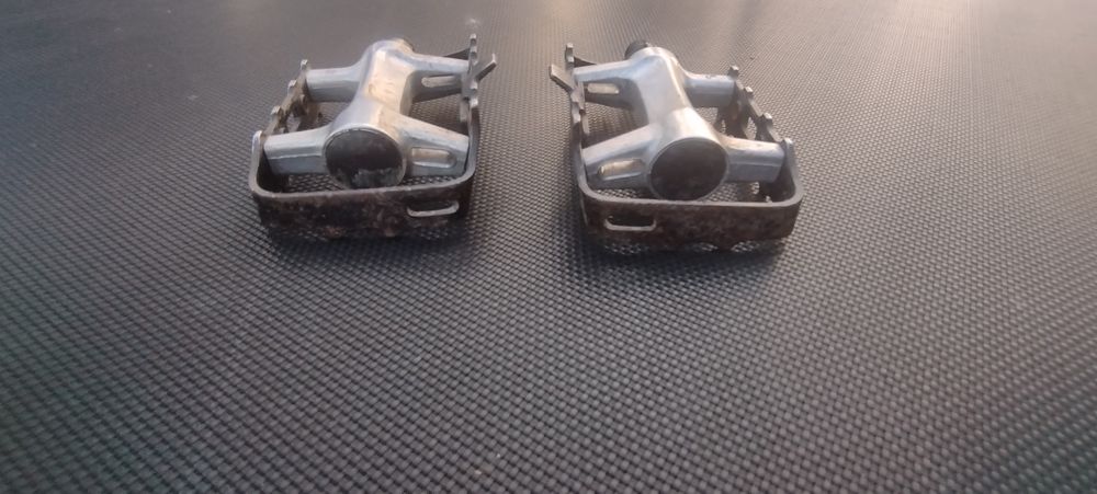 Sprzedaję gripy rowerowe firmy rockrider i pedały chyba też rockrider