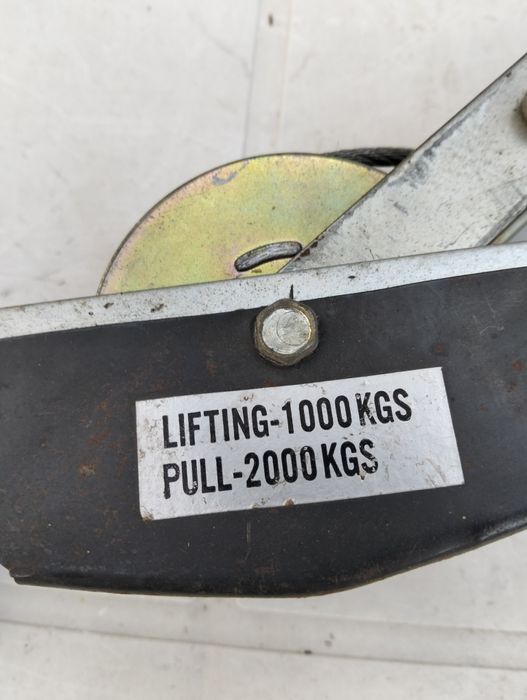 Wciagarka linowa o udźwigu 1000 kg.