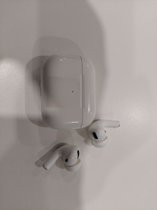 AirPods pro наушники. Сліди використання.