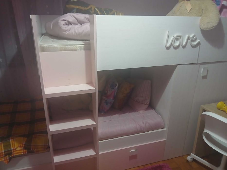 Cama/beliche de crianca cor de rosa e branco