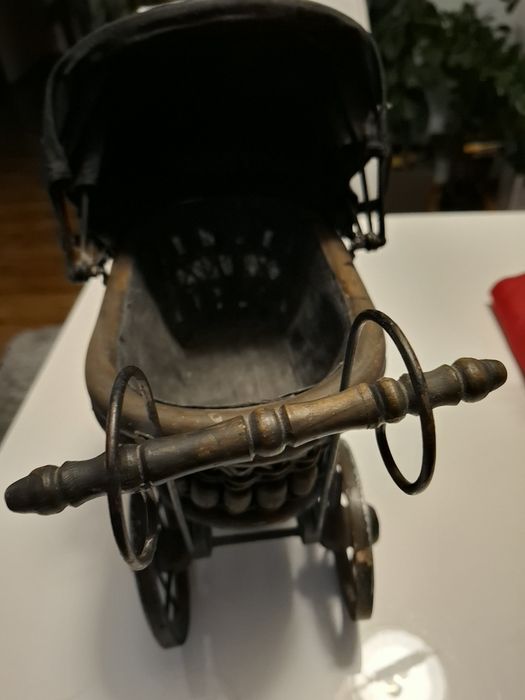 Stary zabytkowy wózek dla lalek