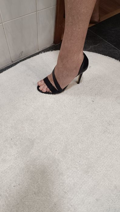 Sandálias pretas clássicas tamanho 37.