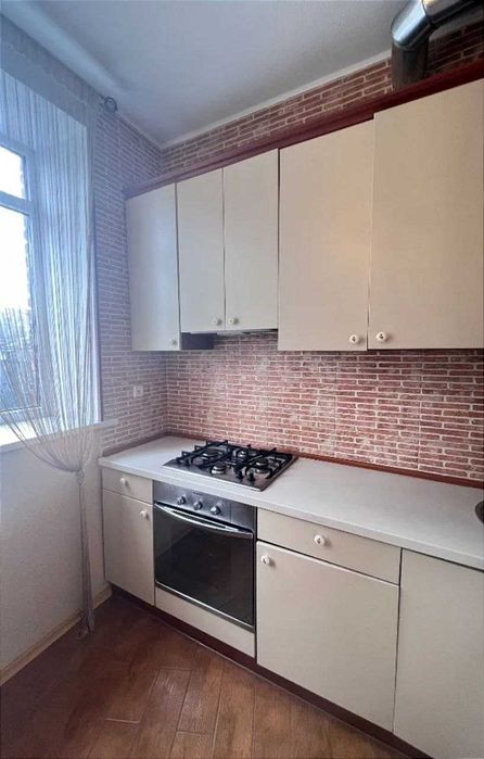 Продам 2к Героев Крут Сталинка Центр Нагорка