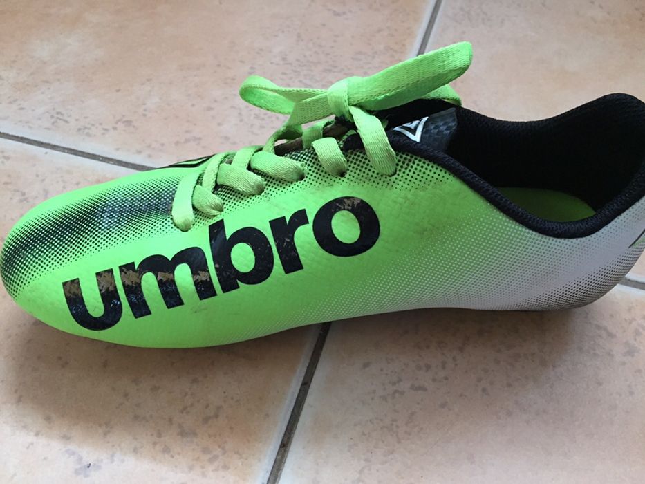 Chuteiras Umbro como novas número 37.