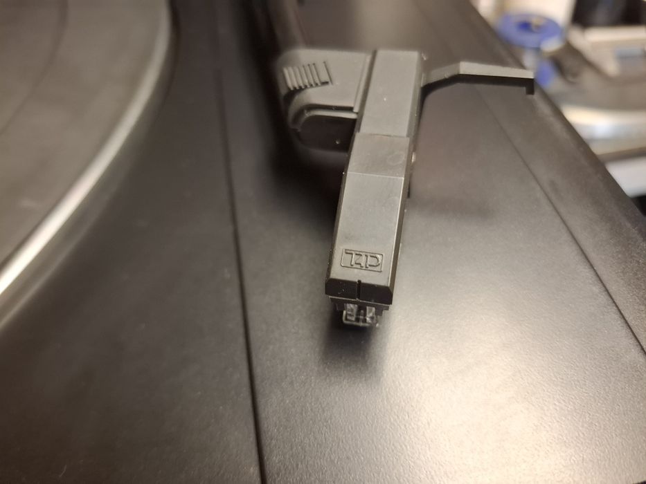 Gramofon Sansui P-1100