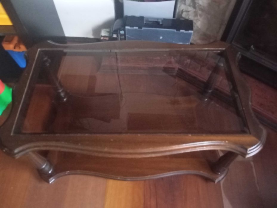 Mesa de centro em madeira e tampo de vidro