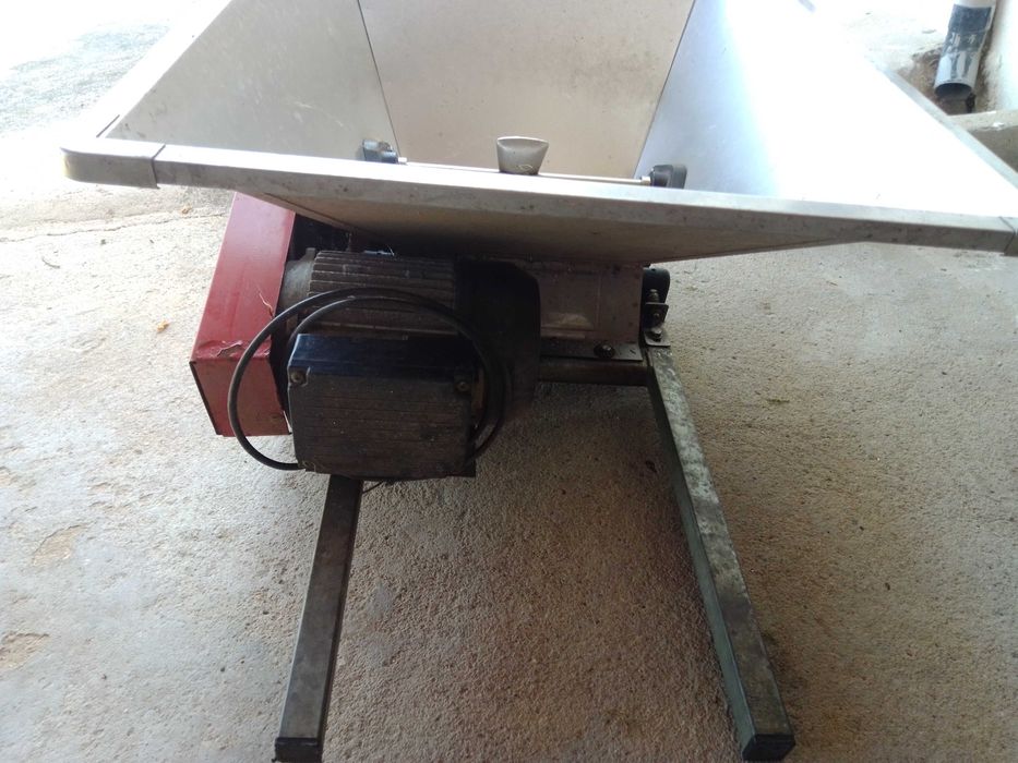 Esmagador de uvas a motor eléctrico.