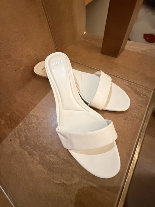 Шлепки 37 розмір 1000 грн mng