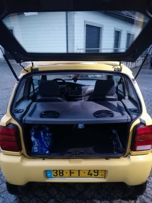 Carro bom de pintura em ótimo estado de conservação