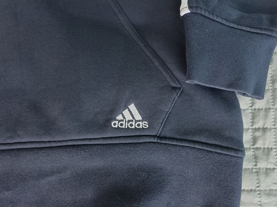 Grafitowa bluza z kapturem Adidas