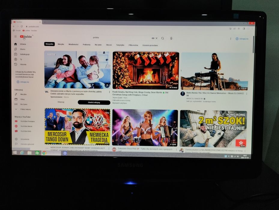 Laptop YouTube Netflix z monitorem lub bez