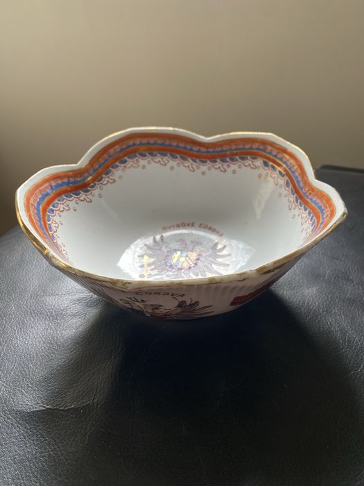 Taça em porcelana com brasão “Ovinque Corova”
