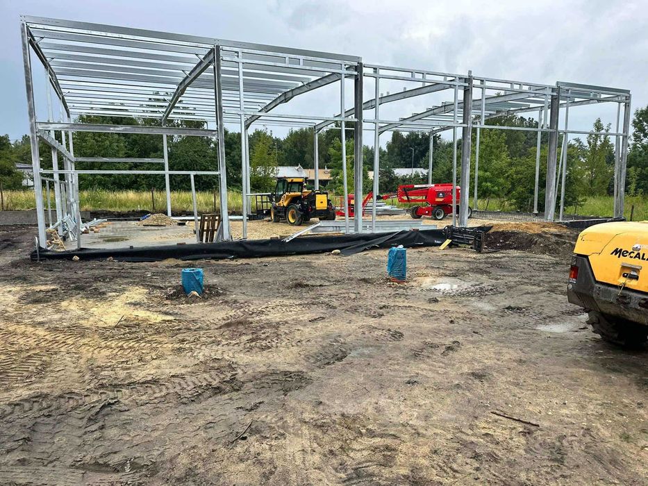 Hala stalowa 15x25 m – ocynk, płyta PIR – producent HALER