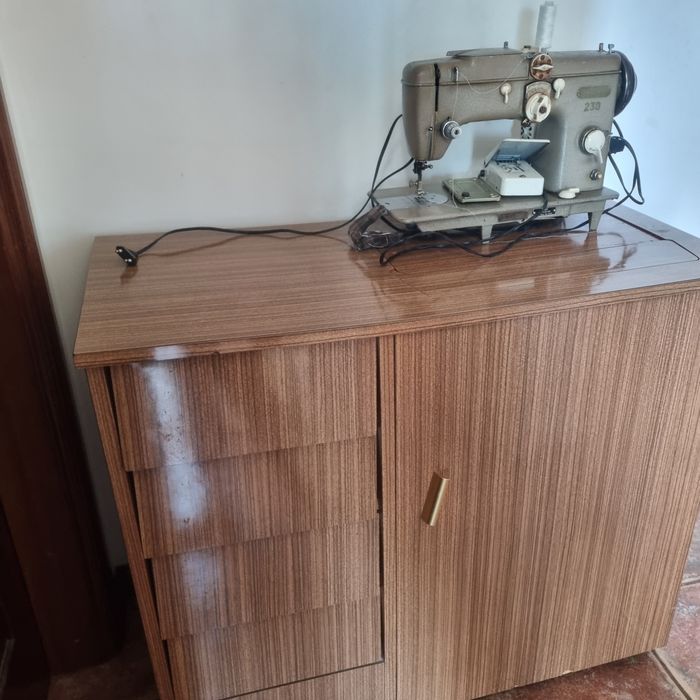 Máquina de Costura Pfaff com móvel