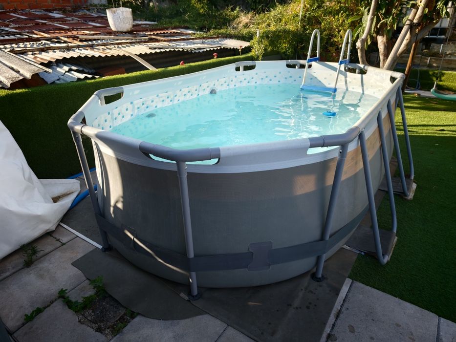 Piscina desmontável oval Bestway  3,05m x 2,00m x 84cm