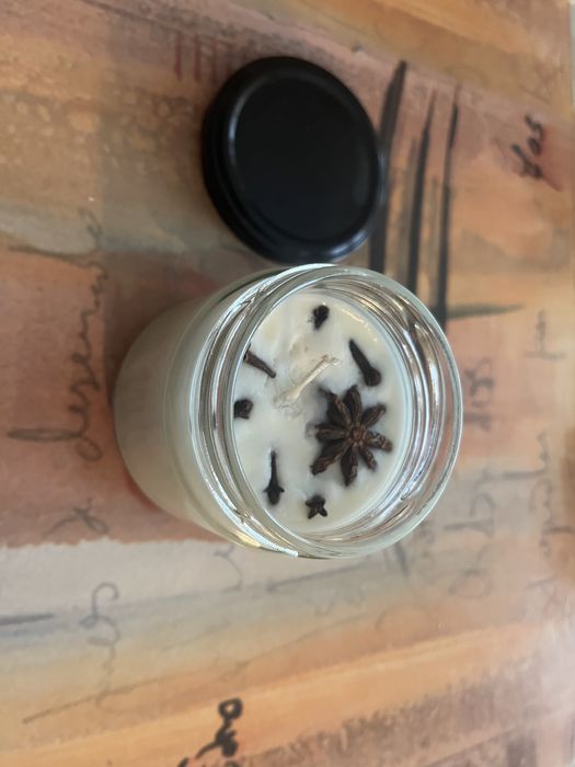 Świeczka sojowa, cynamonowa, z goździkami i anyżem. Świąteczna