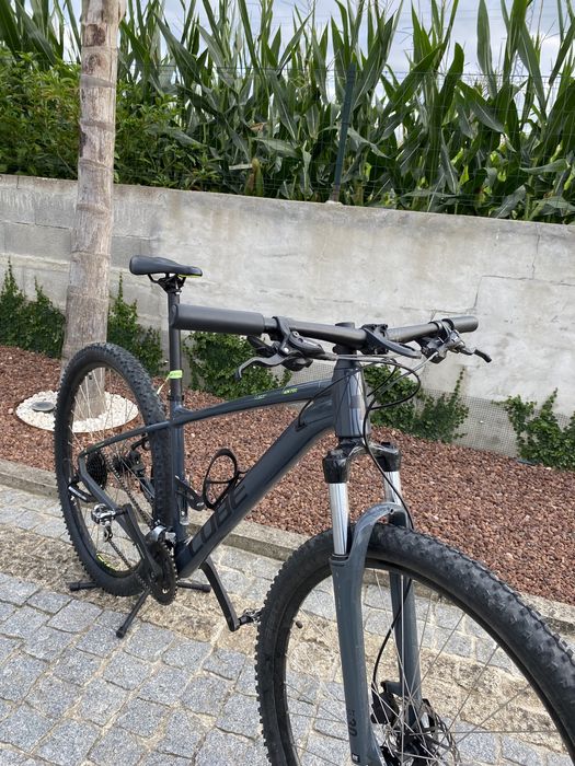 Bicicleta CUBE.   .