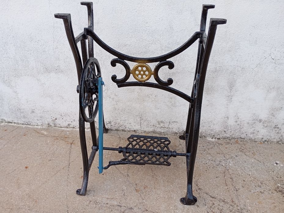 Pé de máquina costura antiga pintada