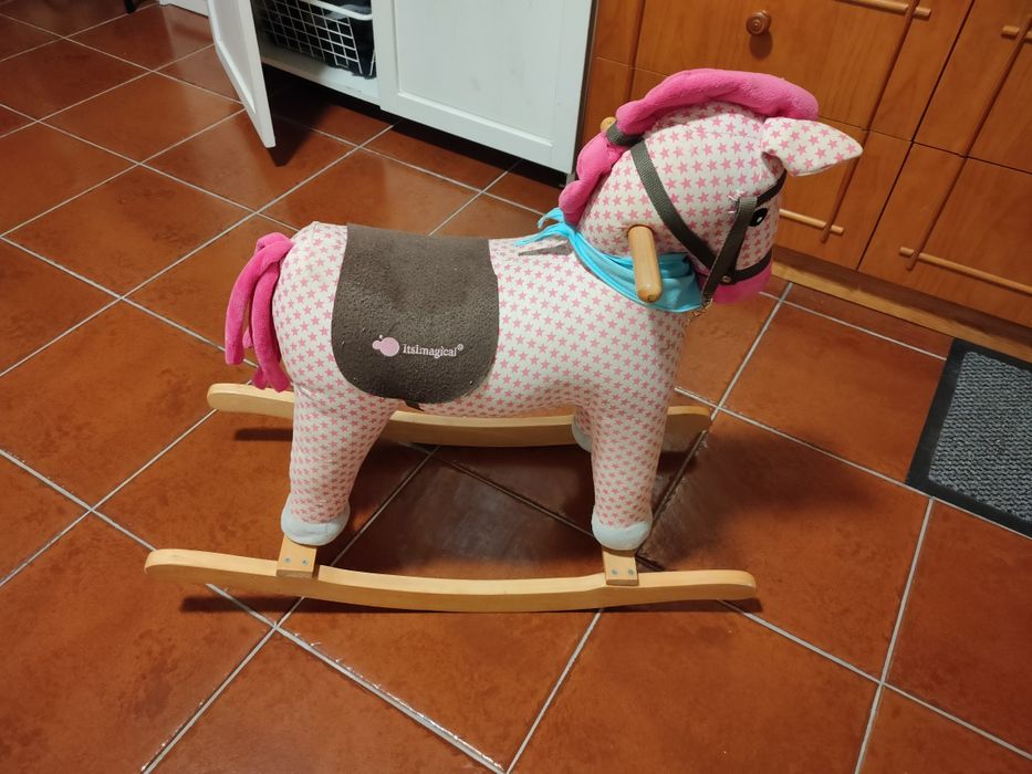 Cavalo baloiço para criança