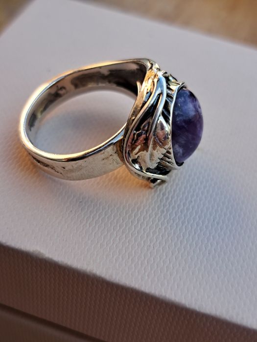 Pierścionek srebro oksydowane 925 z naturalnym czaroitem