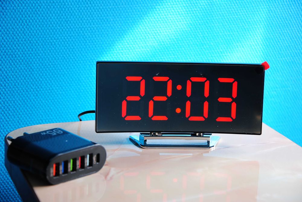 Электронные настольные часы с изогнутым зеркальным дисплеем