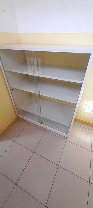 2 moveis madeira com vitrine