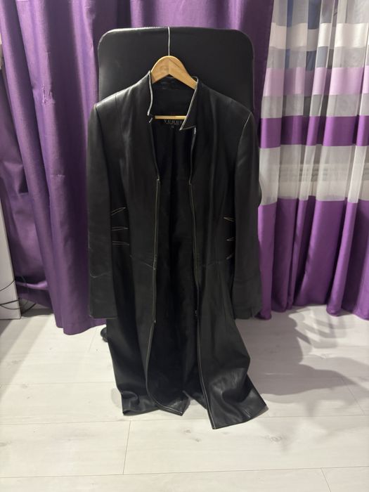Чорний шкіряний плащ
