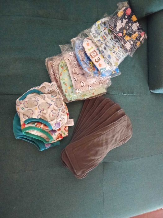 7Fraldas e 8 absorventes reutilizáveis nunca usadas
