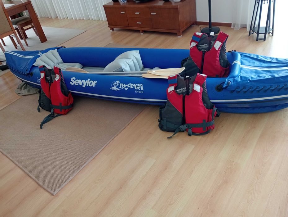 Kayak insuflável, remos e 3 coletes