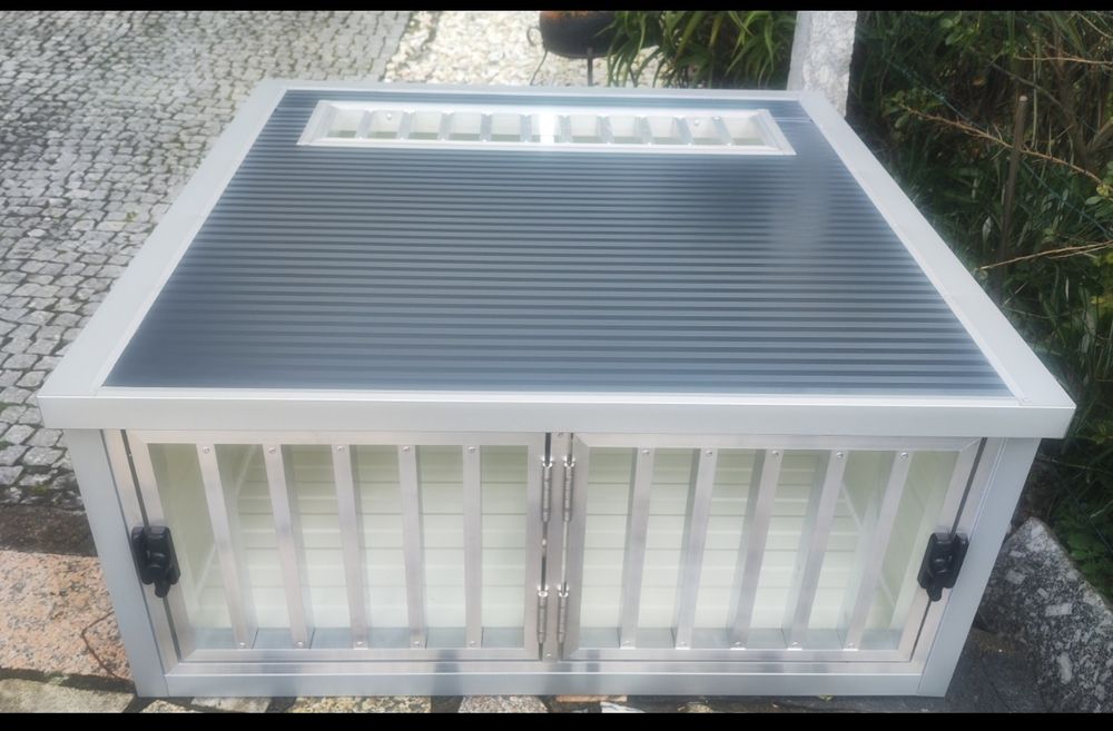 Jaula para cães em chapa com isolamento térmico