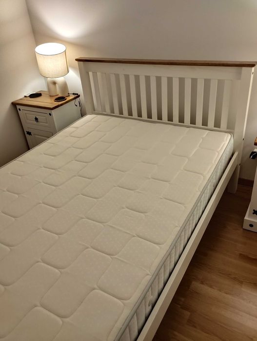 Cama de madeira com colchão