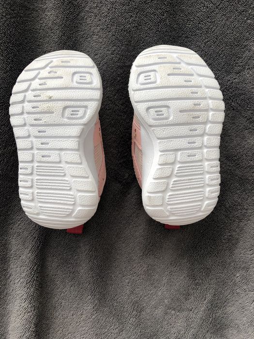 Adidaski z kwiatowym motywem