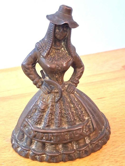 Sino de mesa em bronze, antigo, traje regional