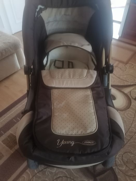 Дитячий візочок-колиска.