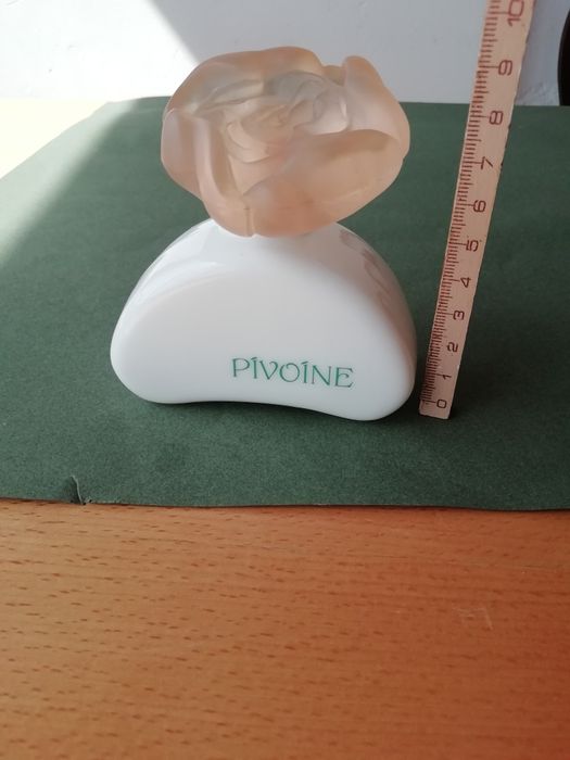 Conjunto de frascos de perfume antigos vazios.