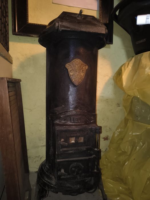 Zabytkowy piec żeliwny „koza” ok. 1900 r. – przerobiony na elektryczny