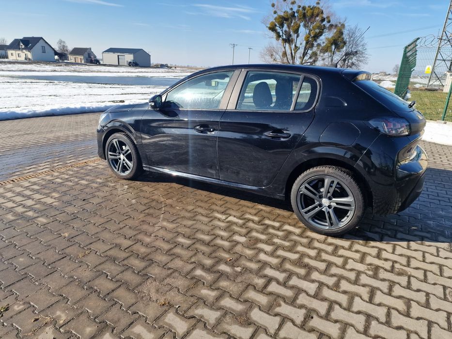 PEUGEOT 208 1.2 pureTech 75KM. Super stan. Bardzo mały przebieg.