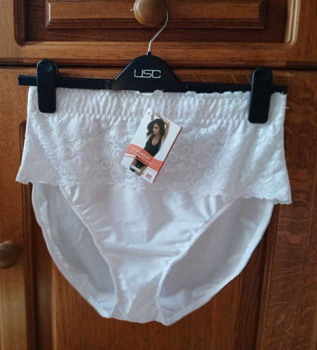 Majtki modelujące koronkowe nowe